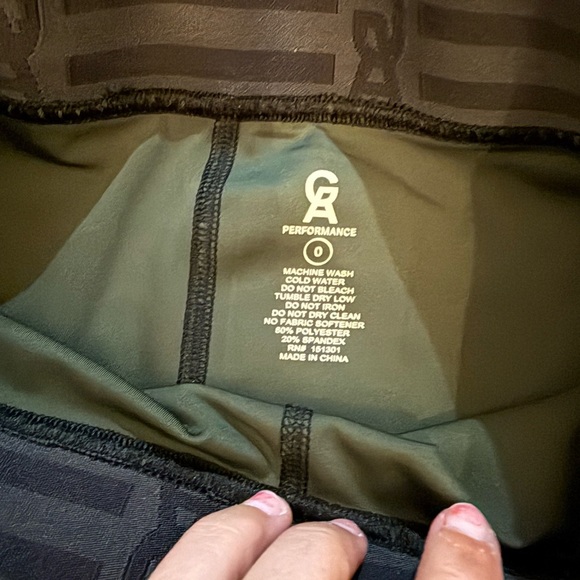 Good American Camo Performance Capri Leggings
Size 0 | Green Camo | NWOT - Picture 7 of 7